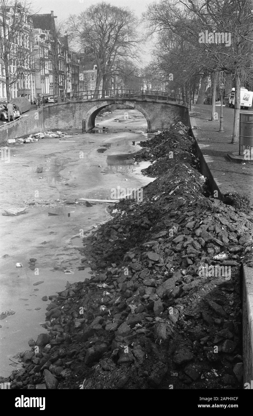 De Reguliersgracht in Amsterdam usato come discarica Data: 6 marzo 1963 Località: Amsterdam, Noord-Holland Parole Chiave: Discariche Foto Stock