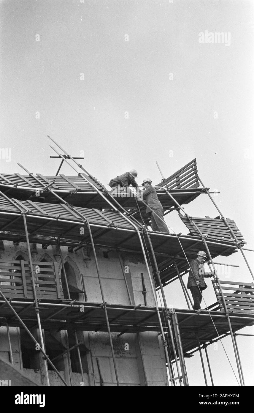 La torre della chiesa di Zevenhuizen soffiato giù Descrizione: I resti della torre della chiesa di Zevenhuizen nel ponteggio Data: 16 novembre 1966 posizione: Zevenhuizen Parole Chiave: Attività di costruzione, torri della chiesa, incidenti, ecc ponteggio Foto Stock
