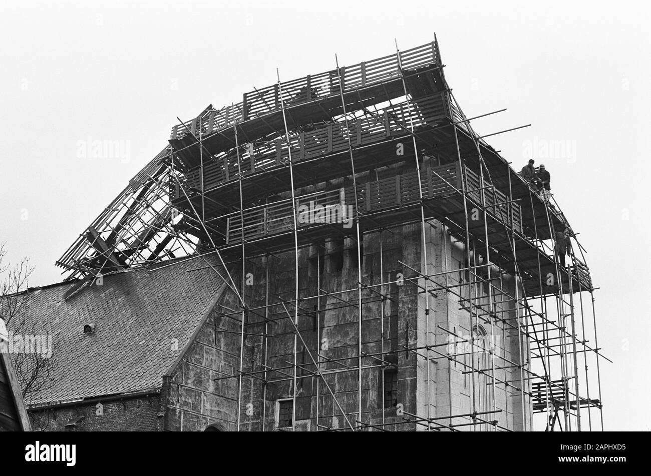 La torre della chiesa di Zevenhuizen soffiato giù Descrizione: I resti della torre della chiesa di Zevenhuizen nel ponteggio Data: 16 novembre 1966 posizione: Zevenhuizen Parole Chiave: Attività di costruzione, torri della chiesa, incidenti, ecc ponteggio Foto Stock