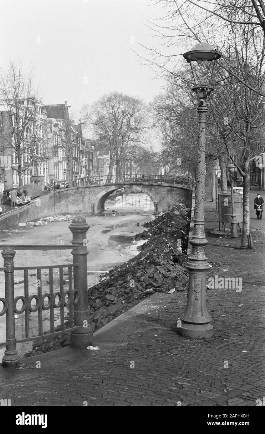 De Reguliersgracht in Amsterdam usato come discarica Data: 6 marzo 1963 Località: Amsterdam, Noord-Holland Parole Chiave: Discariche Foto Stock
