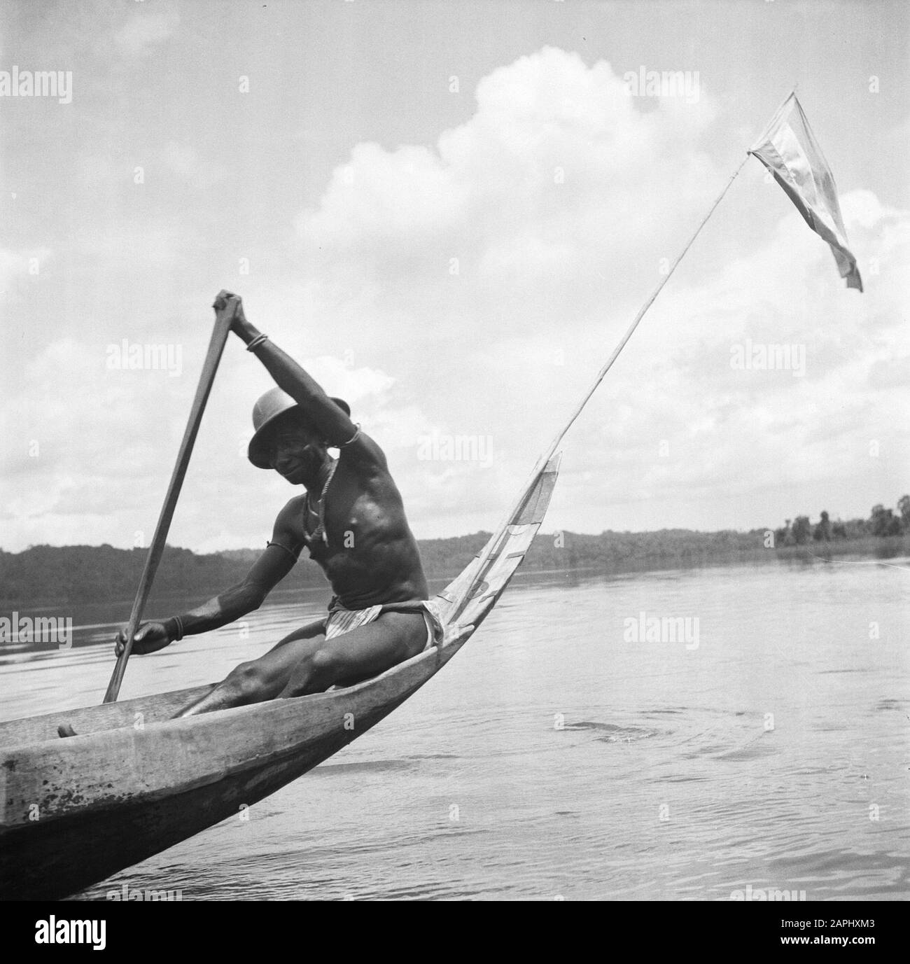 Viaggio in Suriname e Antille Olandesi Descrizione: Il vogatore Mongoto in una korjaal sul Marowijnerivier vicino Langetabbetje in Suriname Data: 1947 Località: Langatabbetje, Marowijne, Suriname Parole Chiave: Fiumi, canottaggio, navi Foto Stock