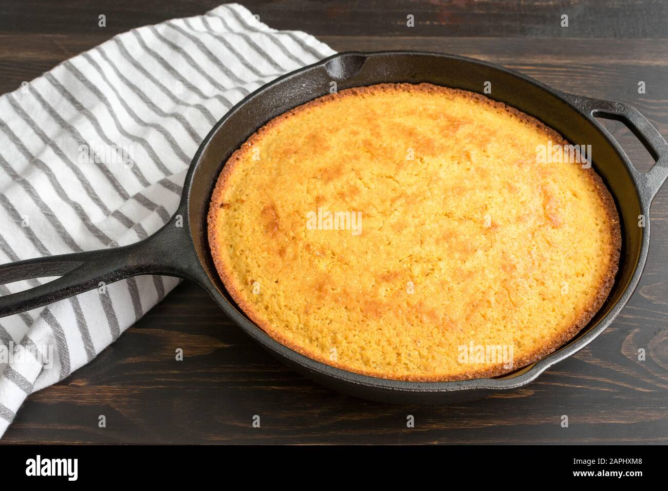 Buttermilk del sud Cornbread: Pane di mais tradizionale del sud cotto in una padella di ghisa Foto Stock