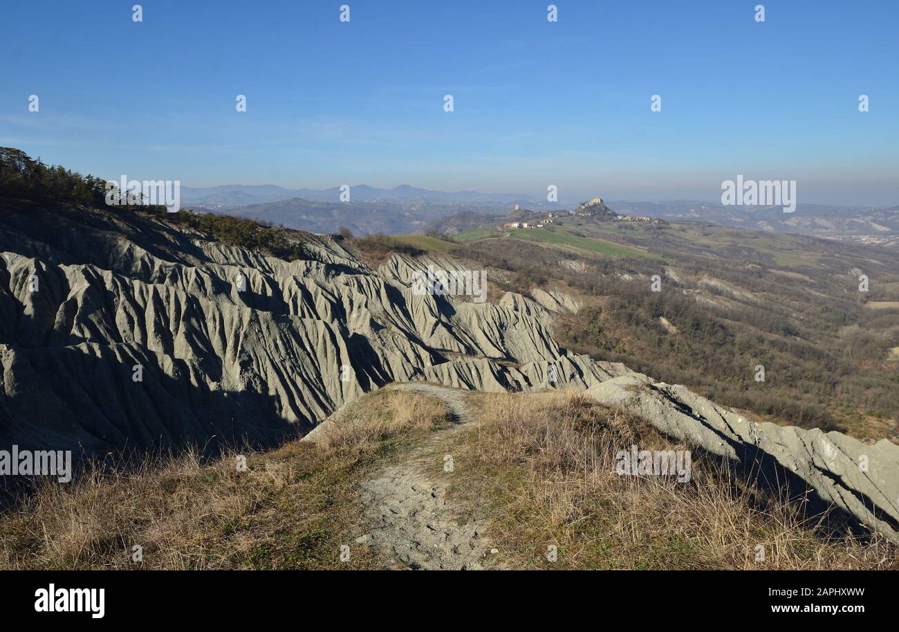 Formazioni di argilla di badlands nella collina dell'Appennino Reggiano Foto Stock