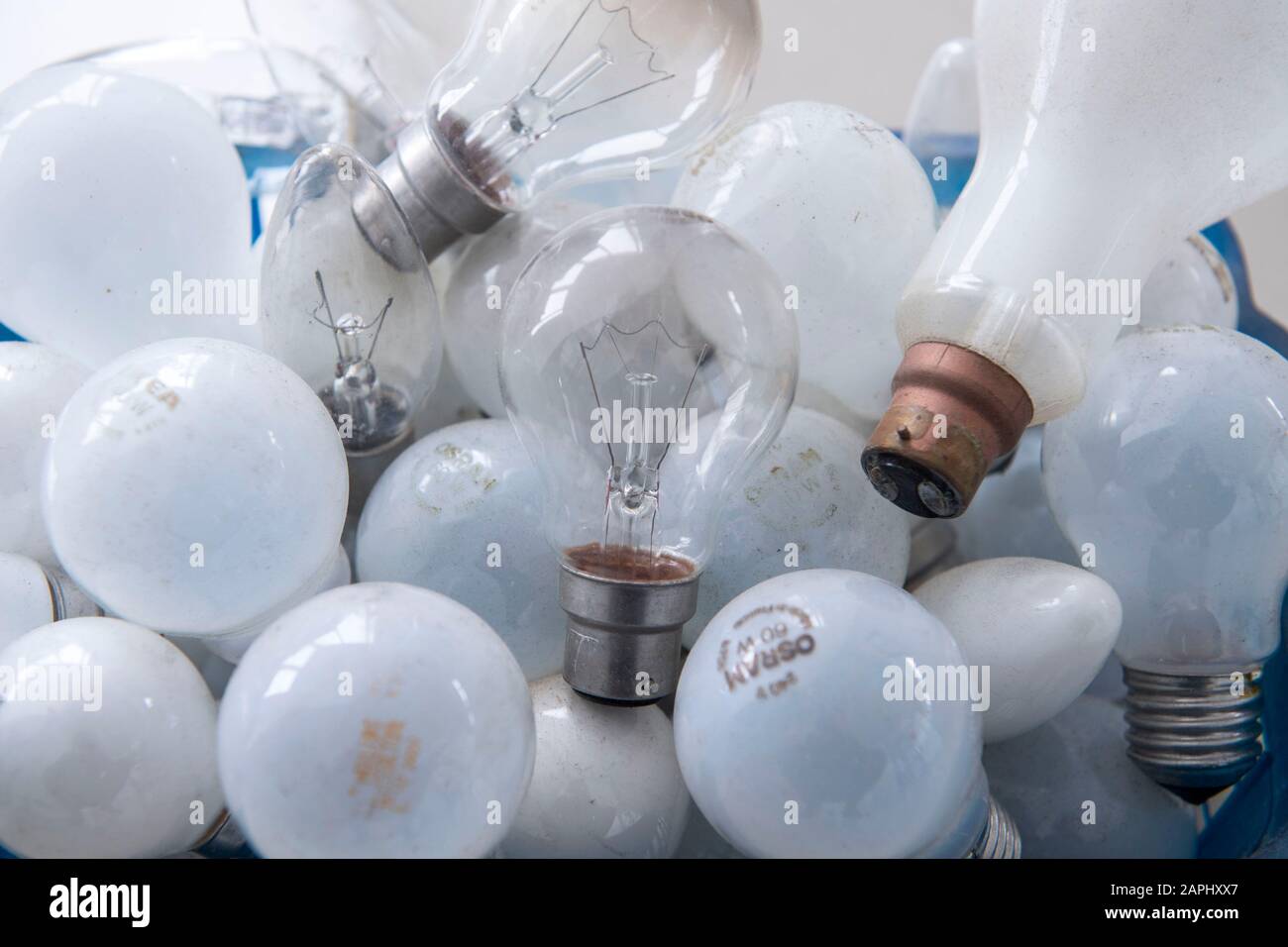 Molte vecchie lampadine a incandescenza al tungsteno Foto stock - Alamy