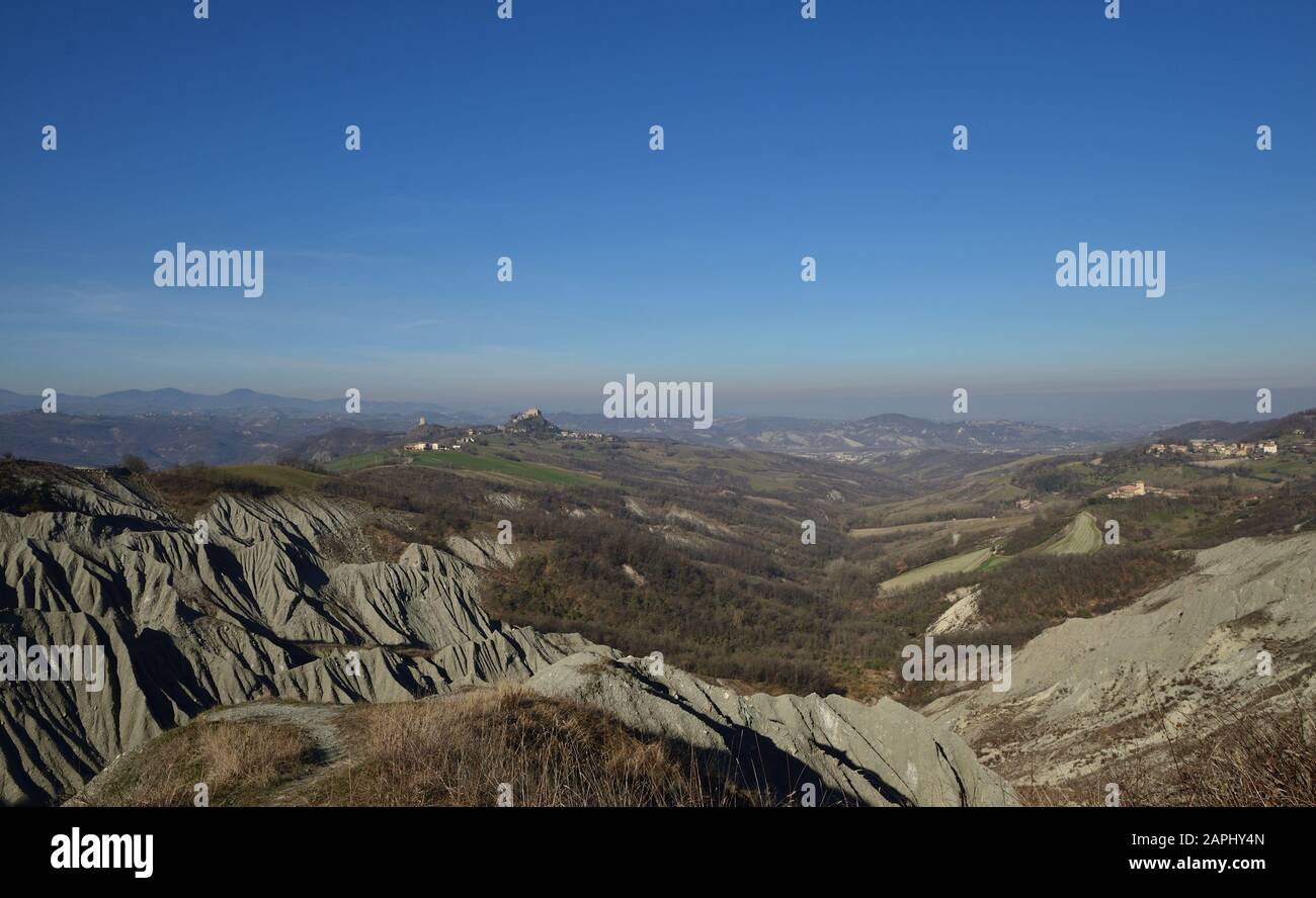 Vista dalla collina alla pianura in ambiente Appennino Foto Stock