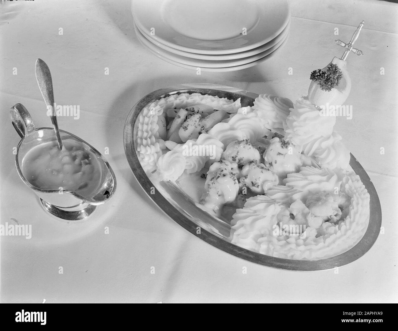 Pubblicità fotografia Descrizione: Il piatto con rulli lingua è pronto Annotazione: Foto fatte per un libro di cucina pubblicando Veen Data: 1936 Parole Chiave: Pesce, preparazione alimentare Foto Stock