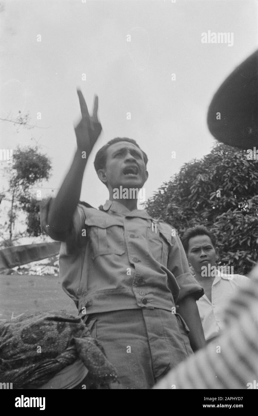 Informazioni a Djamboe vicino Ambarawa Descrizione: Il sergente Maggiore della KNIL fa il gesto V Data: 16 novembre 1947 Località: Ambarawa, Indonesia, Jambu, Java, Indie Orientali Olandesi Foto Stock