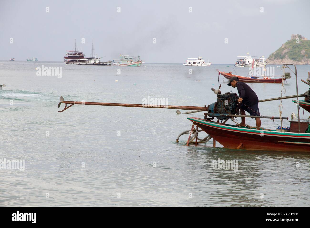 Koh Tao Thailandia barca, uomo che controlla il motore, Asia Foto Stock