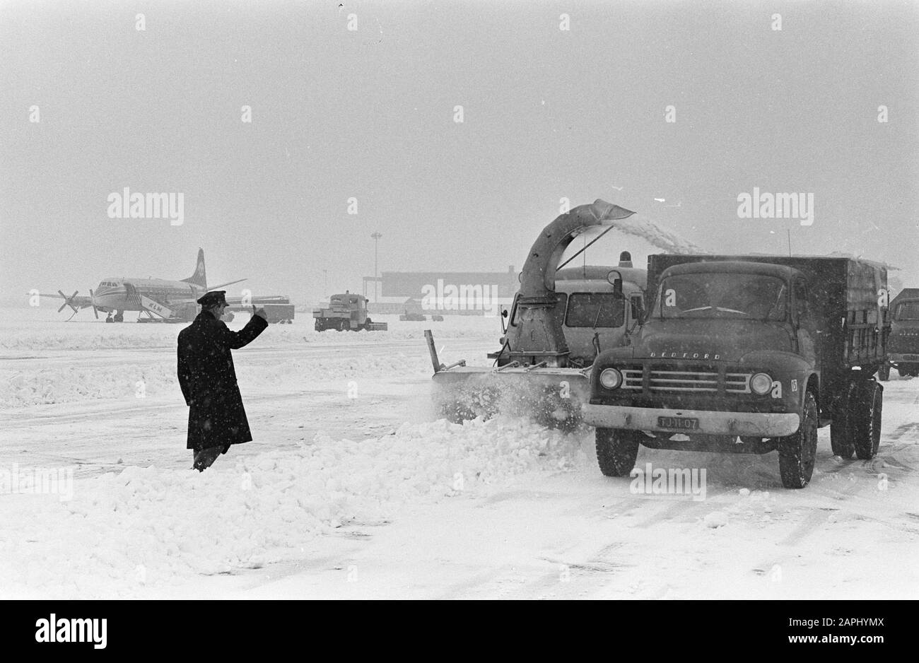 La fresa da neve a Schiphol per la pulizia delle piste Data: 12 febbraio 1963 Parole Chiave: Pulizia, spazzaneve, piste Foto Stock