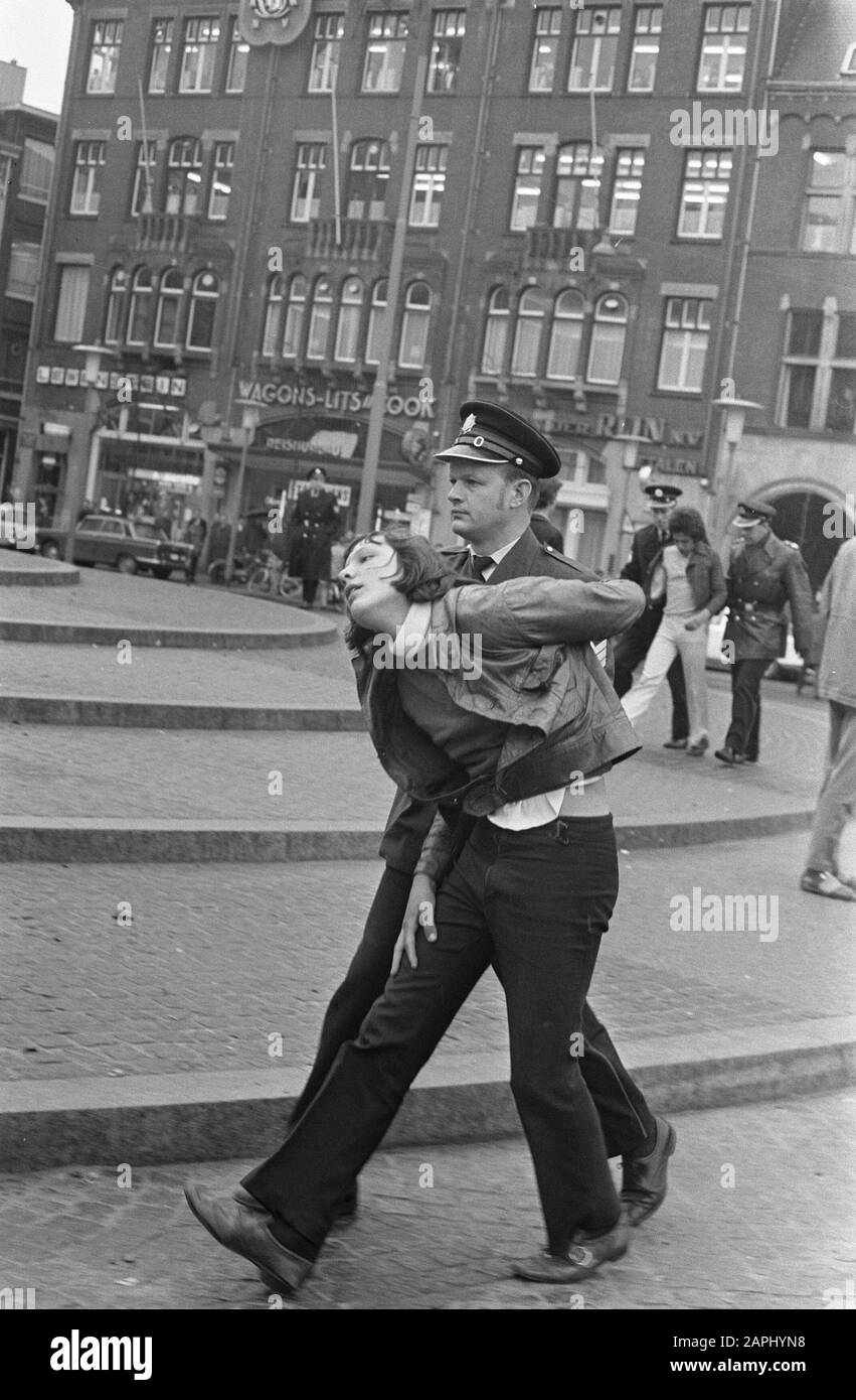 De Socialist Youth ha lanciato un piatto di vernice rossa contro il Monumento alla Diga Data: 1 maggio 1969 posizione: Amsterdam, Noord-Holland Parole Chiave: Poliziotti Foto Stock