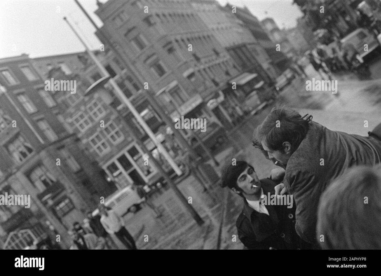 De Socialist Youth lanciò un piatto di vernice rossa contro il Monumento alla Diga Data: 1 maggio 1969 Località: Amsterdam, Noord-Holland Foto Stock