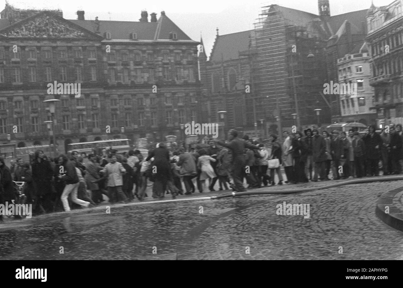 De Socialist Youth lanciò un piatto di vernice rossa contro il Monumento alla Diga Data: 1 maggio 1969 Località: Amsterdam, Noord-Holland Foto Stock