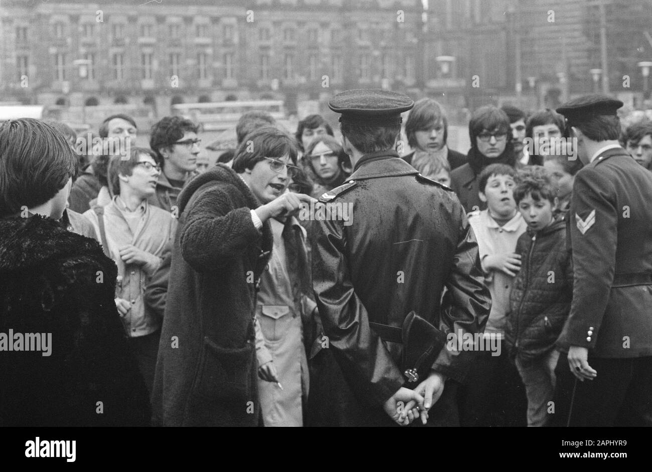 De Socialist Youth ha lanciato un piatto di vernice rossa contro il Monumento alla Diga Data: 1 maggio 1969 posizione: Amsterdam, Noord-Holland Parole Chiave: Poliziotti Foto Stock