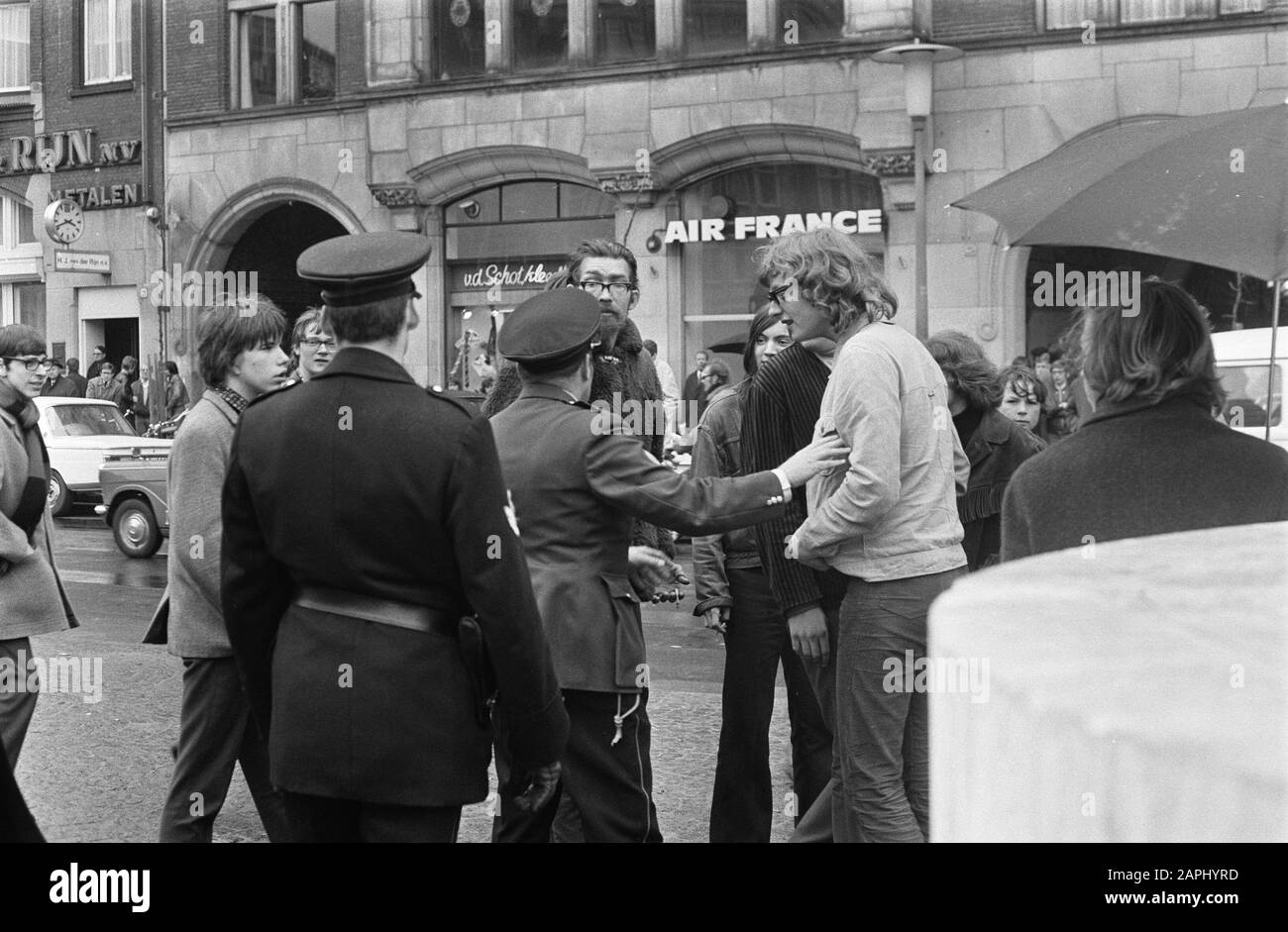 De Socialist Youth ha lanciato un piatto di vernice rossa contro il Monumento alla Diga Data: 1 maggio 1969 posizione: Amsterdam, Noord-Holland Parole Chiave: Poliziotti Foto Stock