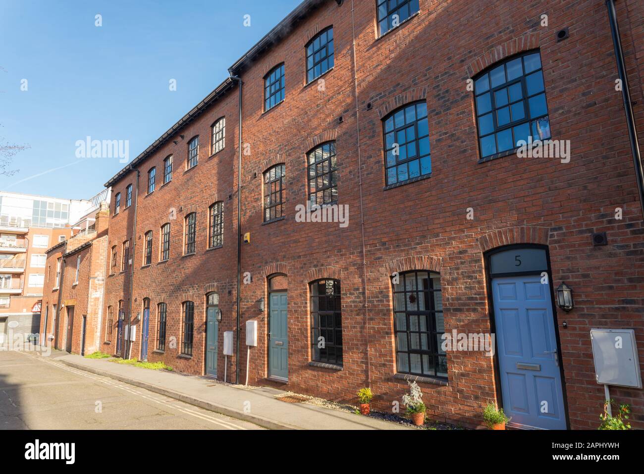 Fila di case a schiera in Regent Parade nel quartiere dei gioielli di  Birmingham, Hockley, Birmingham, Regno Unito Foto stock - Alamy