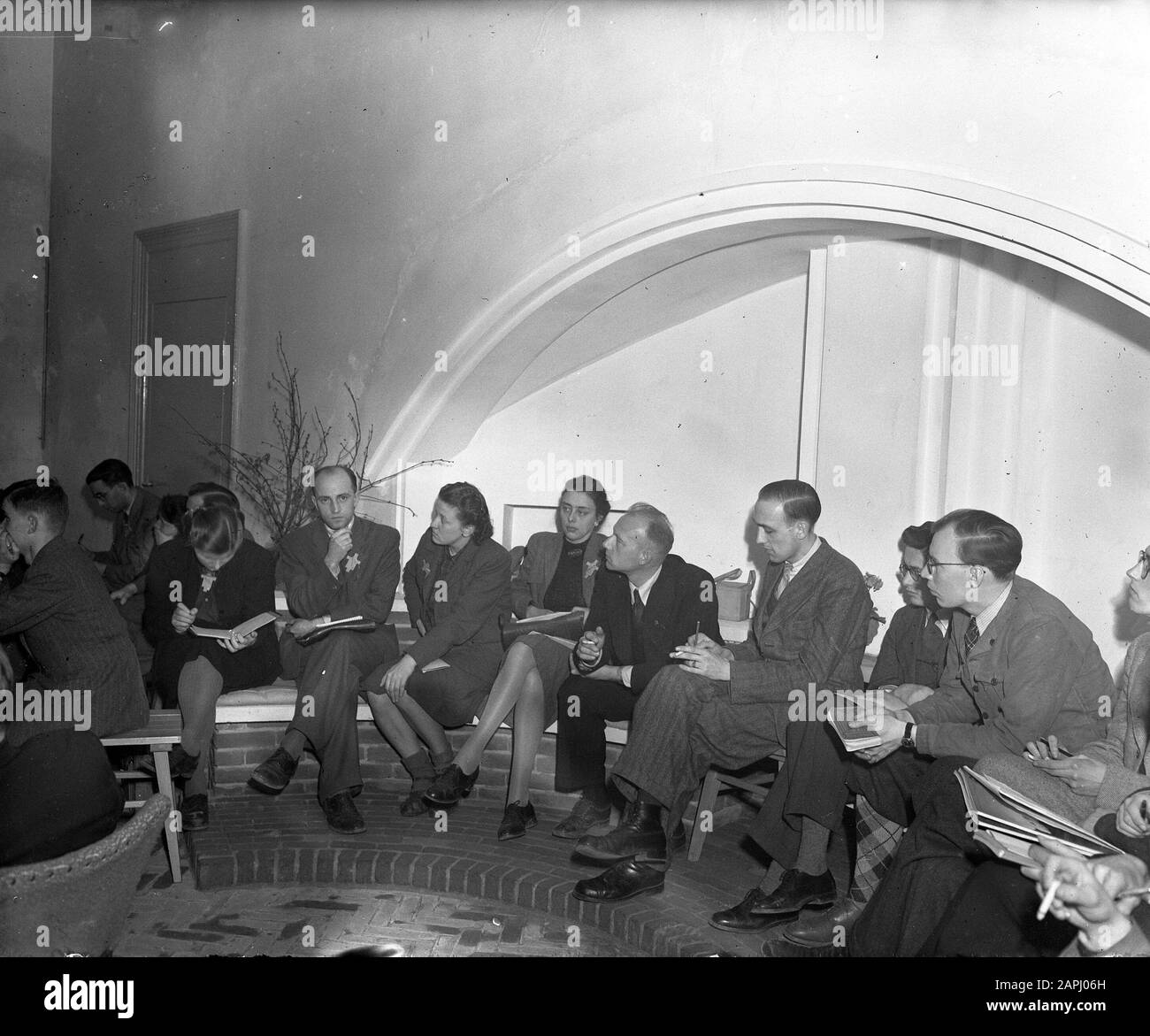 Incontro Annotazione: Raduno cattolico data la presenza di un certo numero di sacerdoti Data: 15 aprile 1947 Parole Chiave: Incontri Foto Stock