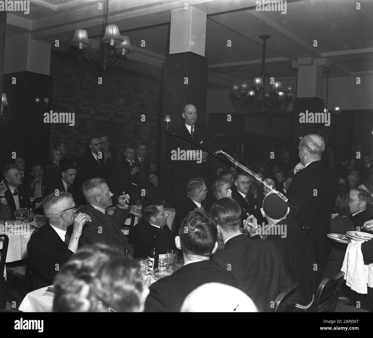 Incontro Annotazione: Raduno cattolico data la presenza di un certo numero di sacerdoti Data: 26 aprile 1947 Parole Chiave: Incontri Foto Stock