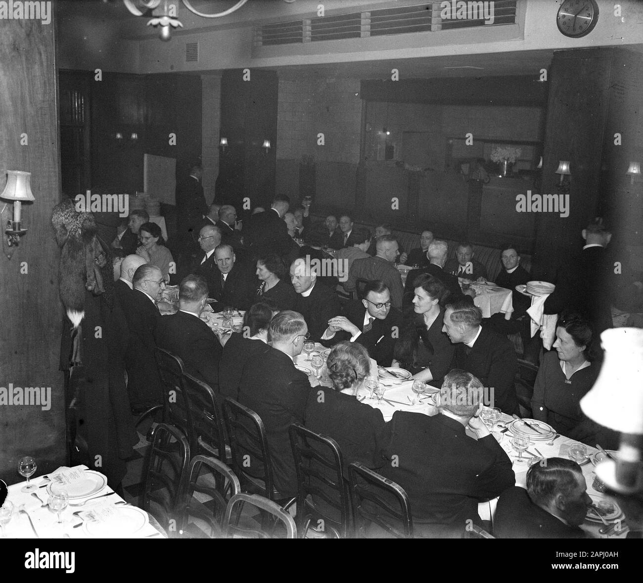 Incontro Annotazione: Raduno cattolico data la presenza di un certo numero di sacerdoti Data: 26 aprile 1947 Parole Chiave: Incontri Foto Stock