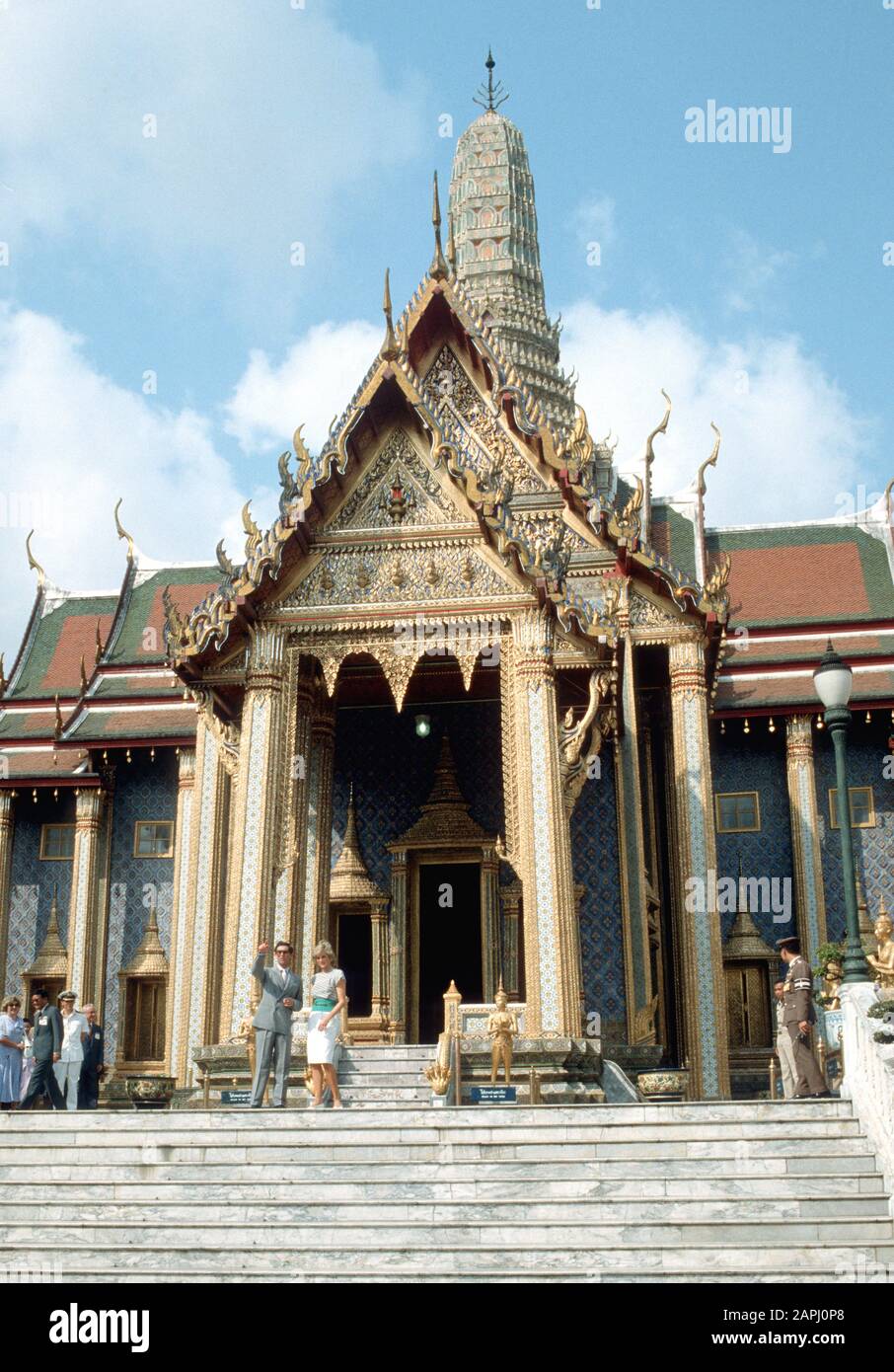 Il Principe Carlo e la Principessa Diana, il Principe e la Principessa del Galles visitano il Tempio d'Oro di Bangkok durante il loro tour reale della Thailandia, nel febbraio 1988 Foto Stock