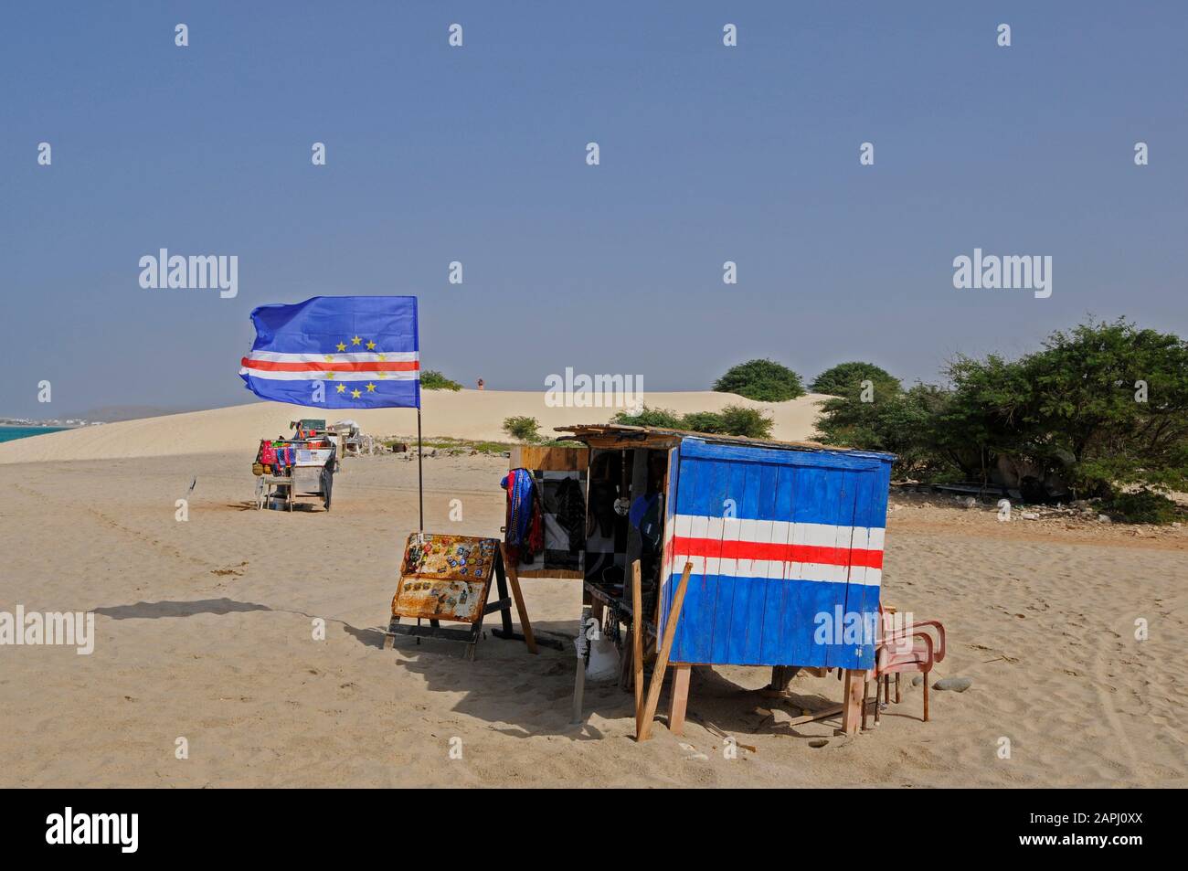 Bancarelle di souvenir sulla spiaggia di Praia da Chave Boa Vista Cabo Verde Foto Stock