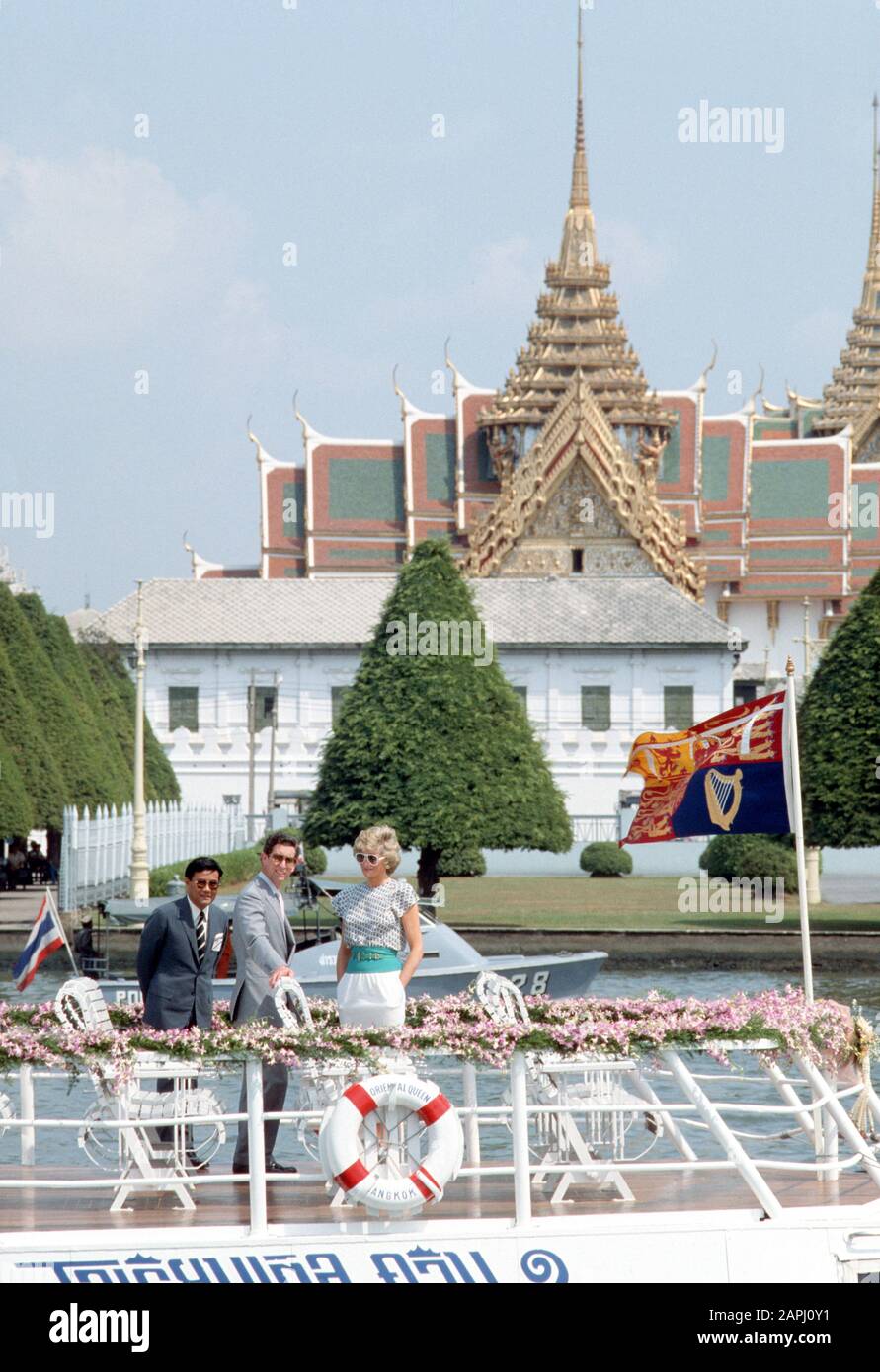 TRH Prince Charles e la Principessa Diana godetevi una crociera sul Fiume Chao Phraya a Bangkok durante il loro Tour reale della Thailandia Febbraio 1988 Foto Stock