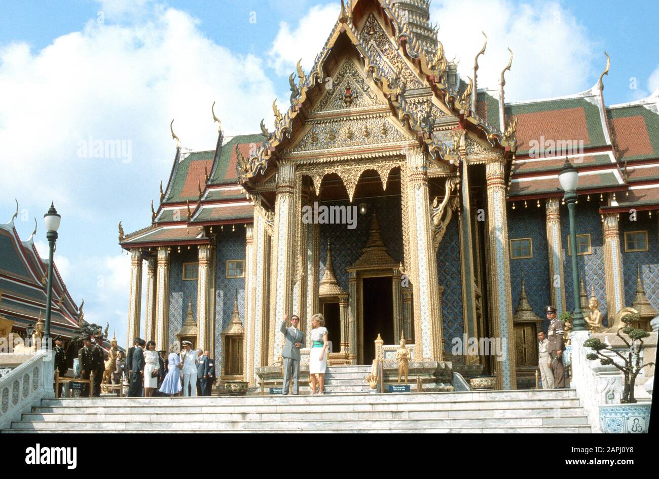 Il Principe Carlo e la Principessa Diana, il Principe e la Principessa del Galles visitano il Tempio d'Oro di Bangkok durante il loro tour reale della Thailandia, nel febbraio 1988 Foto Stock