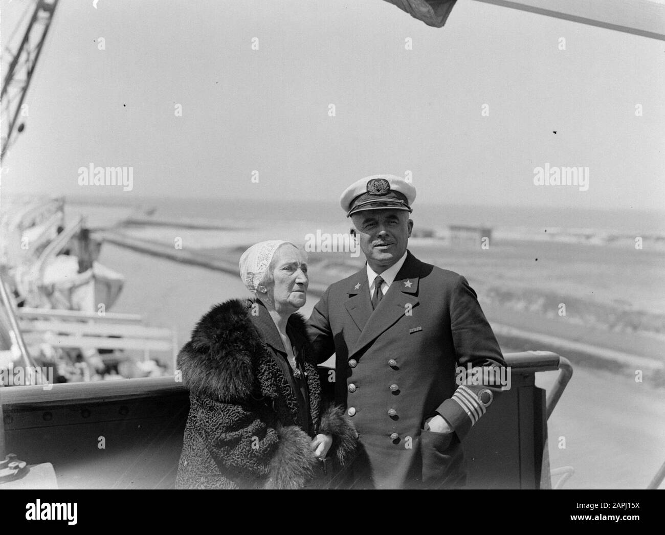 Viaggio in mare con la sig.ra Johan van Oldenbarnevelt in Norvegia Descrizione: L'attore Esther de Boer-van Rijk e il capitano Julsing sul ponte Annotazione: L'attore Esther de Boer-van Rijk divenne noto dal suo ruolo di Kneertje nel gioco di Herman Heijermans Sulla speranza della benedizione Data: 1933 luogo: Norvegia Parole Chiave: Attori, crociere, navi da crociera, headgear, capitani, navi passeggeri, ritratti, viaggiatori, turismo, uniformi, marinai Nome personale: Boer-van Rijk, Esther de, Heijermans, Herman, Julsing, [...] Foto Stock