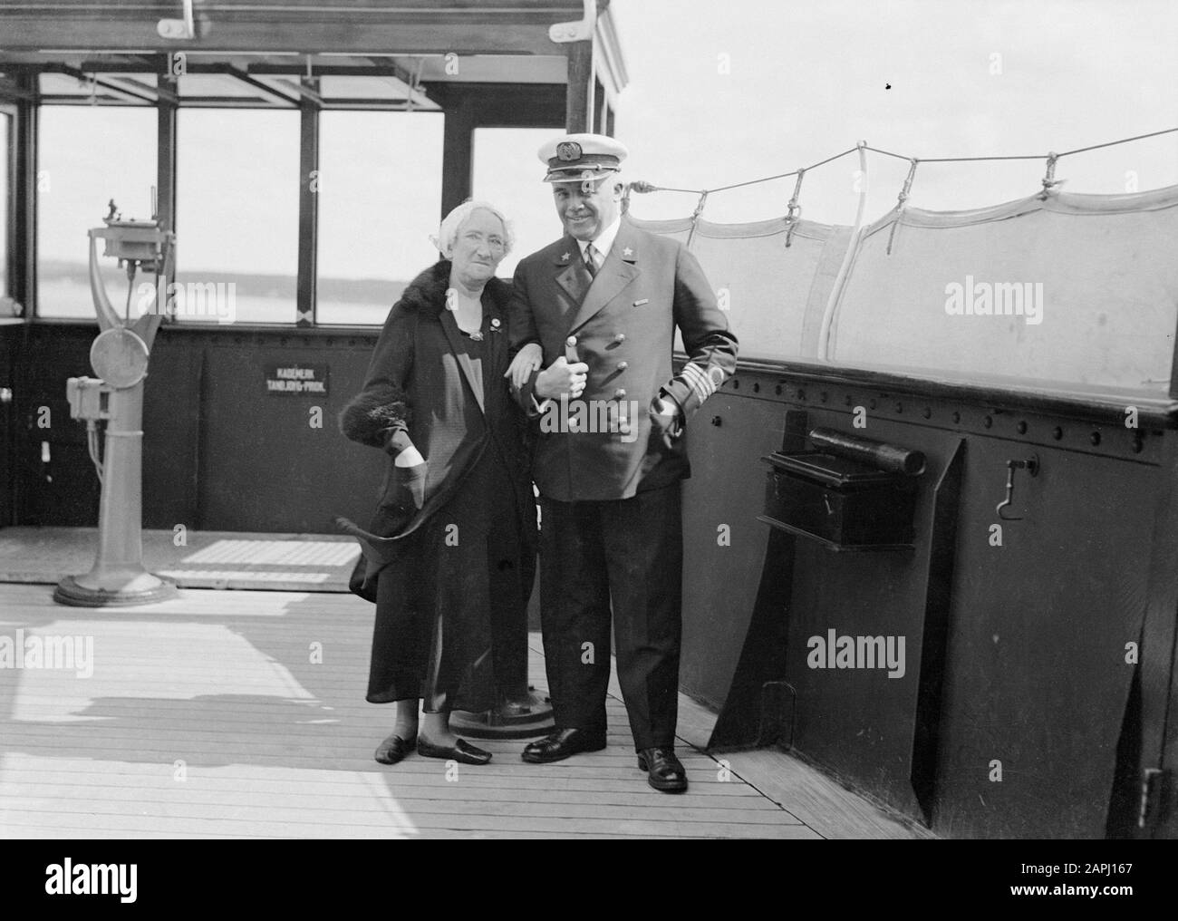 Viaggio in mare con la sig.ra Johan van Oldenbarnevelt in Norvegia Descrizione: L'attore Esther de Boer-van Rijk e il capitano Julsing sul ponte Annotazione: L'attore Esther de Boer-van Rijk divenne noto dal suo ruolo di Kneertje nel gioco di Herman Heijermans Sulla speranza della benedizione Data: 1933 luogo: Norvegia Parole Chiave: Attori, ponti, crociere, navi da crociera, headgear, capitani, navi passeggeri, viaggiatori, navi, turismo, uniformi, donne, marinai Nome personale: Boer-van Rijk, Esther de , Heijermans, Herman, Julsing, [...] Foto Stock