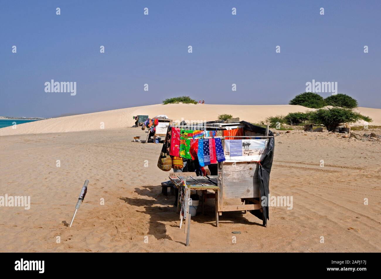 Bancarelle di souvenir sulla spiaggia di Praia da Chave Boa Vista Cabo Verde Foto Stock