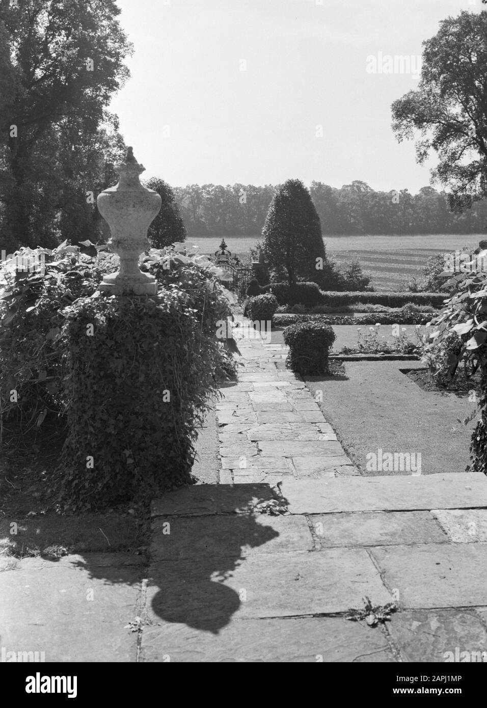 Shoppenhanger Manor in Maidenhead Descrizione: The Garden of Shoppenhanger Manor Annotation: The Manor house is owned by MR. Smith van Fortnum & Mason Data: Unated Location: England, Maidenhead Parole Chiave: Country houses, Gardens Foto Stock