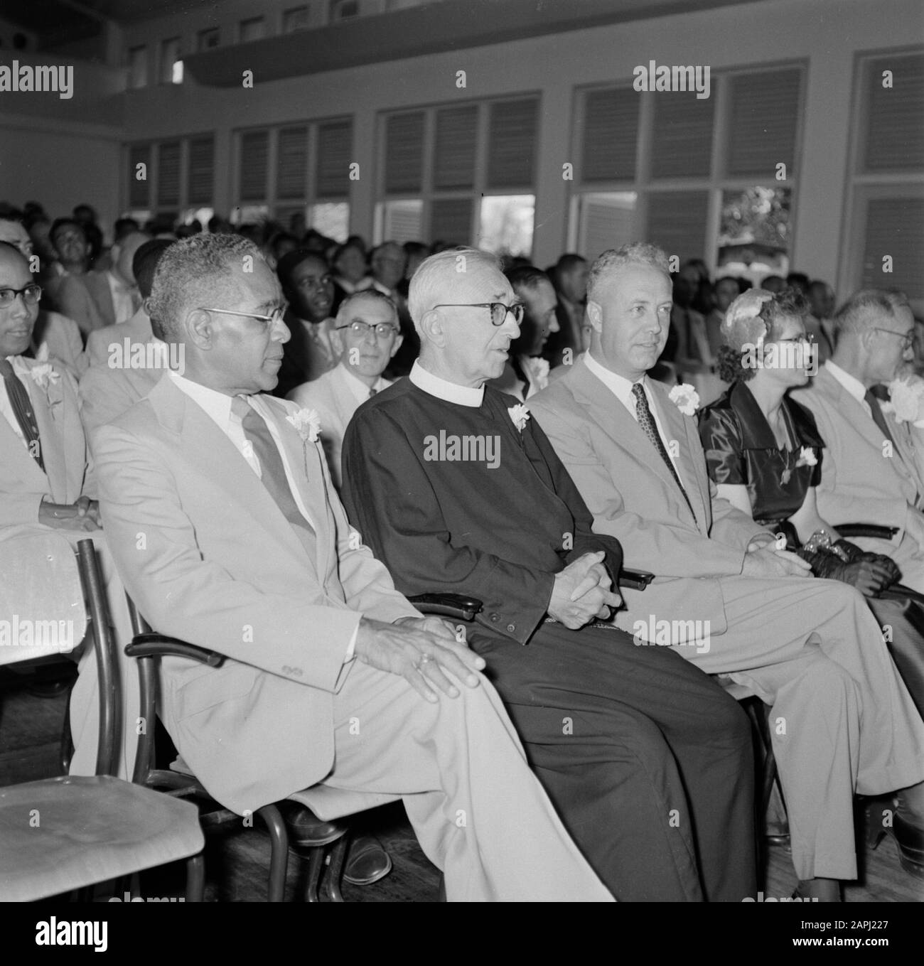 Antille Olandesi e Suriname al momento della visita reale della Regina Juliana e del Principe Bernhard nel 1955 Descrizione: Il premio della garofano d'argento del Fondo Principe Bernhard a Padre G.W.M. Ahlbrinck a causa della sua ricerca sulla cultura degli indiani Annotazione: Willem Ahlbrinck (1885-1966) ha lavorato come redentorista in Suriname a partire dai 25 anni. Ha pubblicato una serie di studi sugli indiani. Nel 1968, nella sua memoria fu fondata la Fondazione Padre Ahlbrinck Data: 4 novembre 1955 Località: Paramaribo, Suriname Parole Chiave: Visite, premi, principi Nome personale: Ahlbrinck, Wille Foto Stock