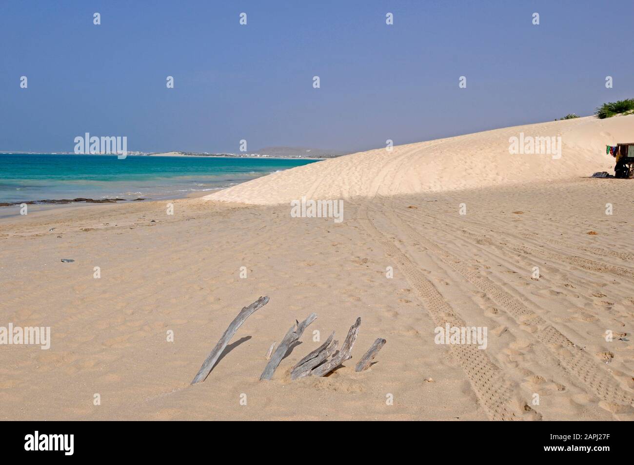 Dune di sabbia e bancarelle di souvenir a Praia da Chave Boa Vista Cabo Verde Foto Stock