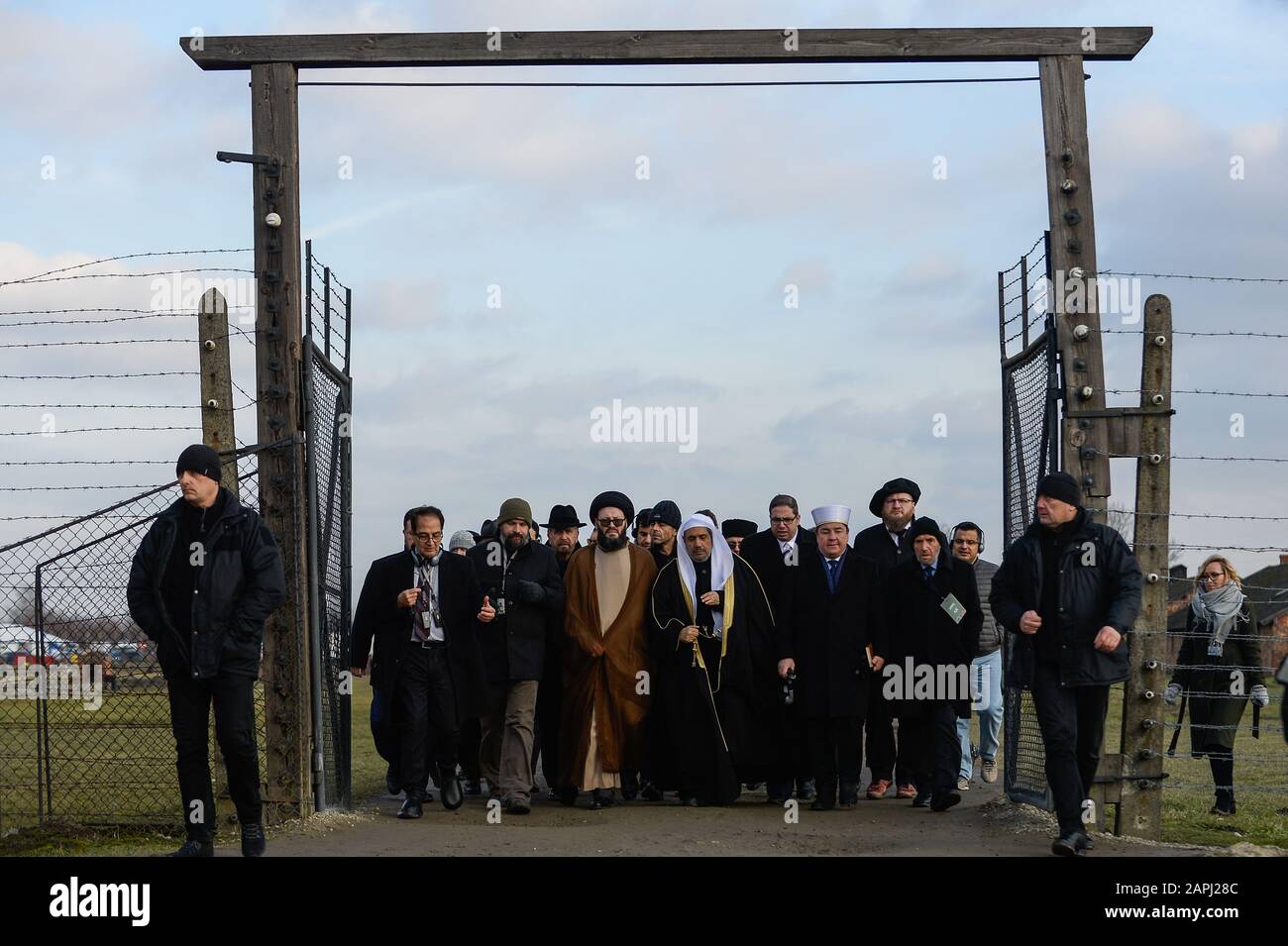 Sheikh Mohammed al-Eissa, segretario generale della Lega Mondiale Musulmana, cammina all'interno dell'ex campo di concentramento e sterminio nazista-tedesco KL Auschwitz II-Birkenau prima del 75th anniversario della liberazione di Auschwitz. Foto Stock