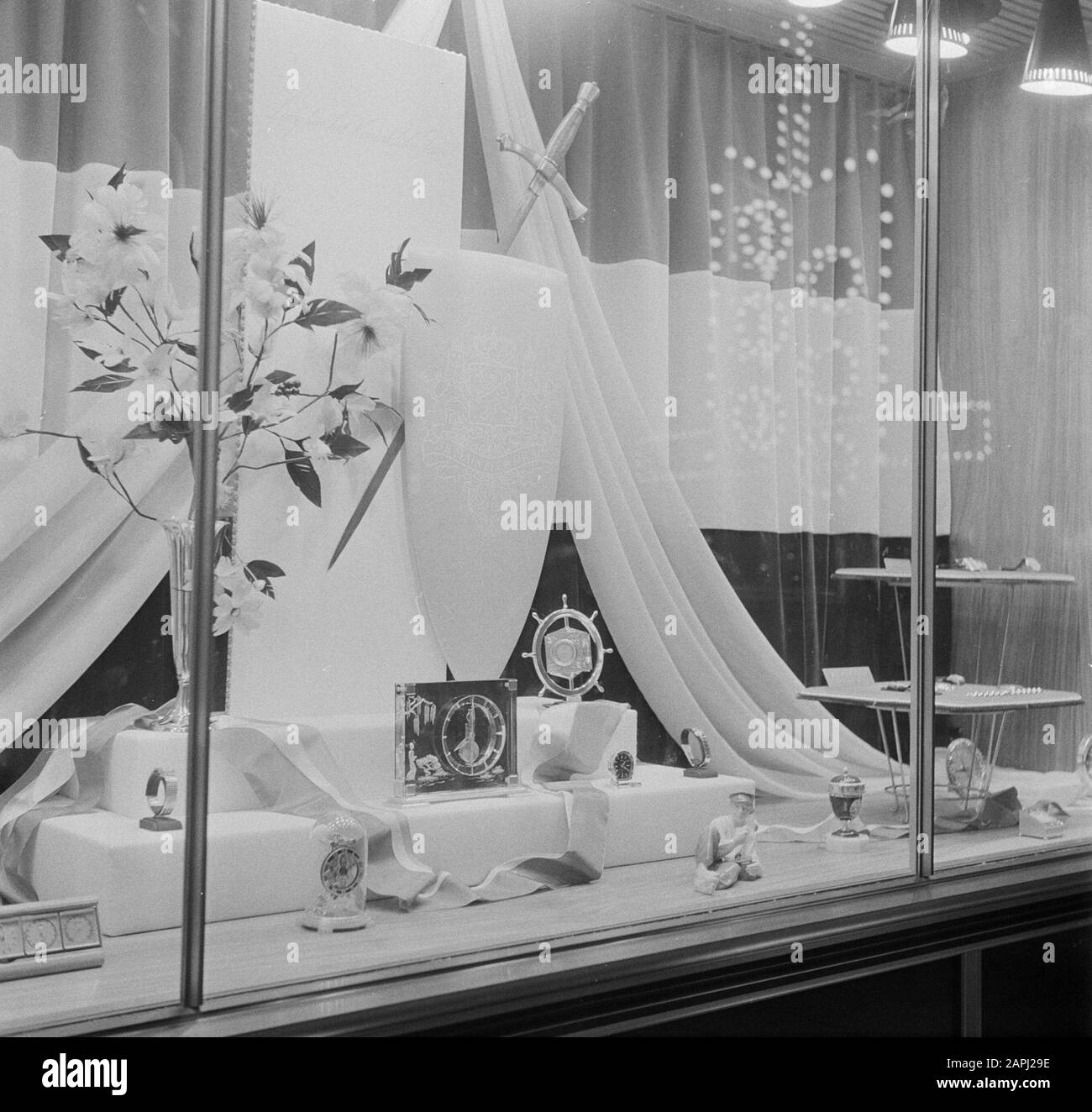 Antille Olandesi e Suriname al momento della visita reale della Regina Juliana e del Principe Bernhard nel 1955 Descrizione: La finestra decorata di gioielliere Spritzer e Fuhrmann a da Costa Gomezplein a Willemstad Data: Ottobre 1955 Ubicazione: Curaçao, Antille Olandesi, Willemstad Parole Chiave: Vetrine, negozi Foto Stock