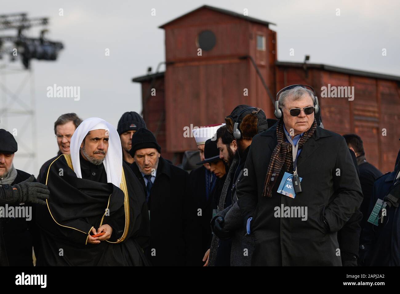 Sheikh Mohammed al-Eissa, segretario generale della Lega Mondiale Musulmana, cammina all'interno dell'ex campo di concentramento e sterminio nazista-tedesco KL Auschwitz II-Birkenau prima del 75th anniversario della liberazione di Auschwitz. Foto Stock