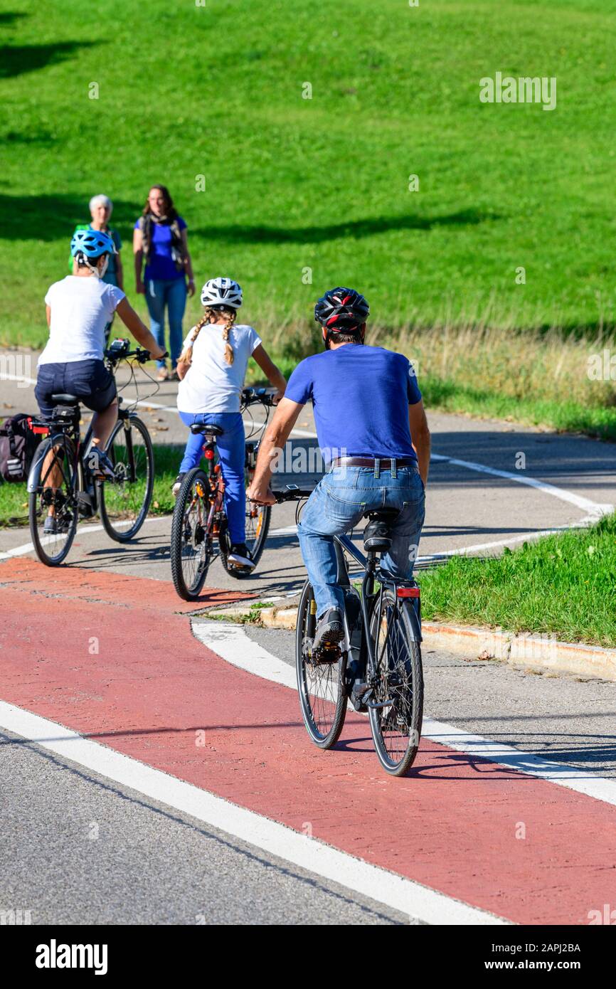 I ciclisti modifica dal ciclo percorso per un combinato di ciclismo su strada e sentiero con pedoni Foto Stock
