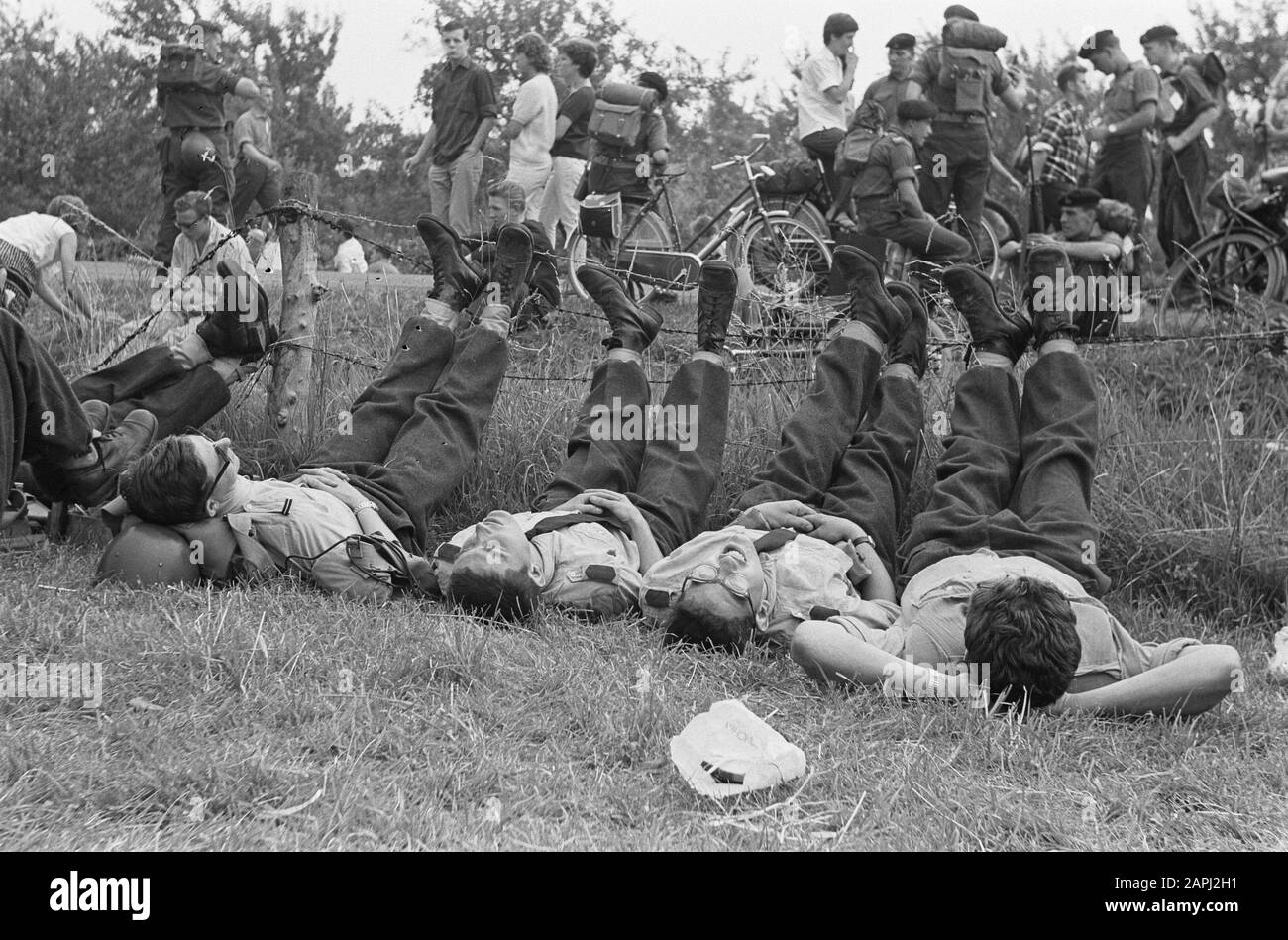 I Quattro Giorni Di Nijmegen. Rest with Legs up Date: 23 July 1963 Location: Nijmegen Keywords: VIEJENES, Soldiers Foto Stock