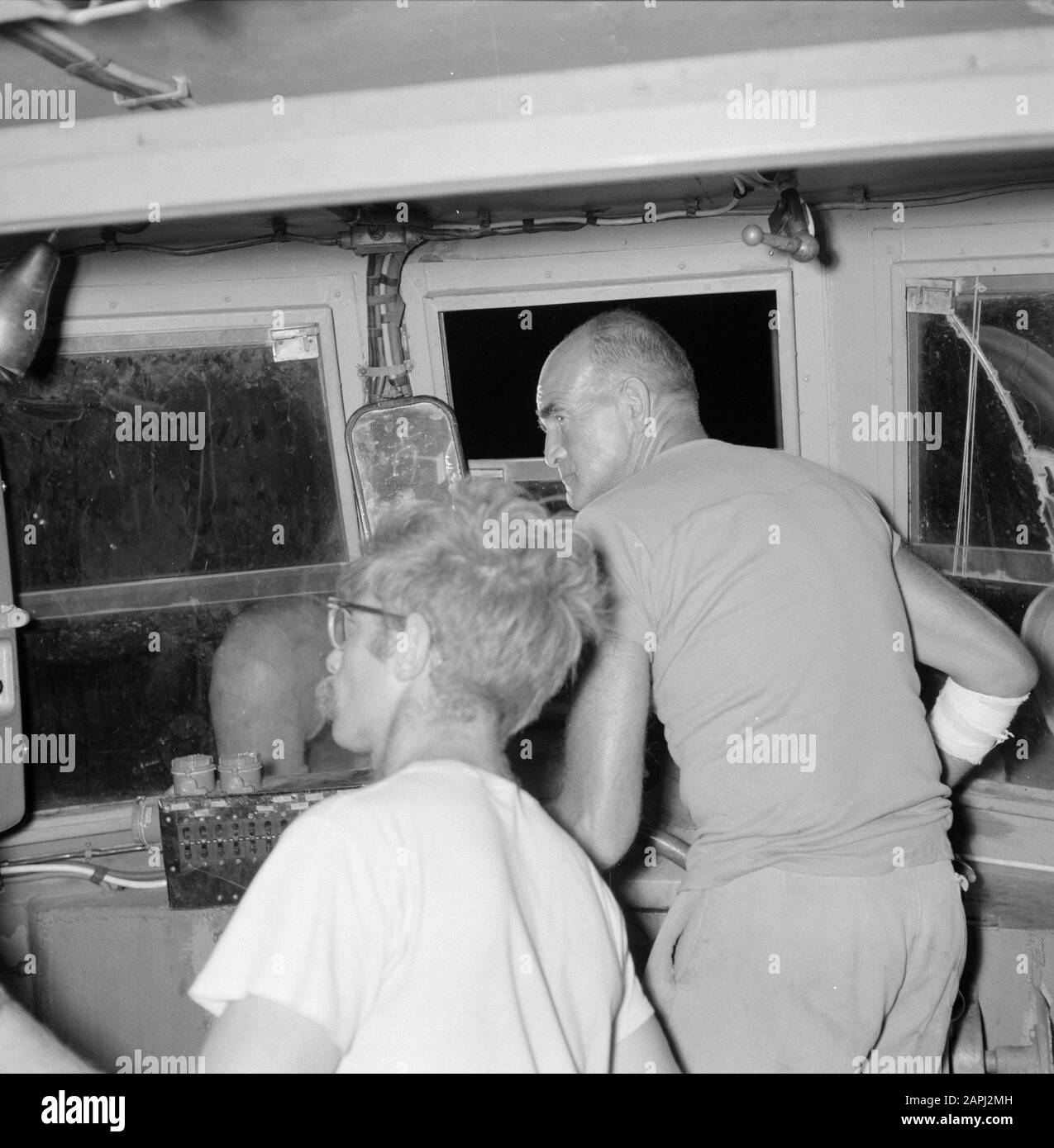 Israele: Pescatori notturni sul Lago di Tiberias, a Ginosar Descrizione: I pescatori Chanan Welish (r) e il suo aiuto Dody seguire l'immagine subacquea di una scuola di sardine in piedi nella timoneria della loro taglierina Annotazione: Lago di Tiberias è anche chiamato Lago di Galilea o Lago di Genezareth Data: Luogo non retribuito: Ginosar, Israele, Lago di Tiberias Parole Chiave: Concentrazione, pesca, pescatori, pescherecci Nome personale: Welish, Chanan Foto Stock