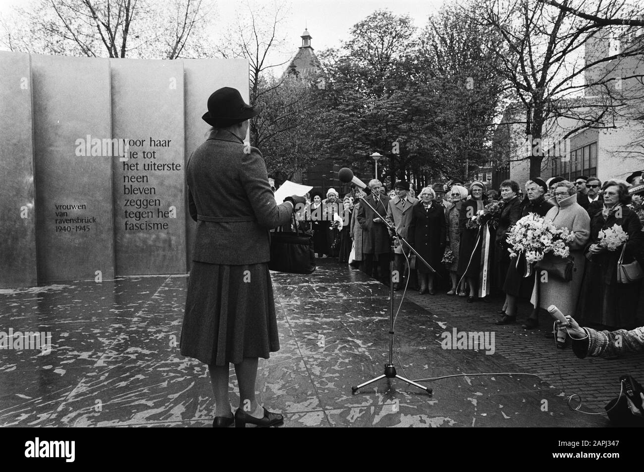 Commemorazione al monumento Ravensbrück sul Museumplein Descrizione: Il presidente del Comitato per le Donne di Ravensbrück si rivolge agli interessati Data: 27 aprile 1979 luogo: Amsterdam, Noord-Holland Parole Chiave: Commemorazioni, monumenti, presidenti Foto Stock