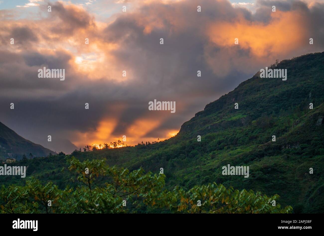 Spettacolare tramonto su lussureggianti montagne verdi Foto Stock