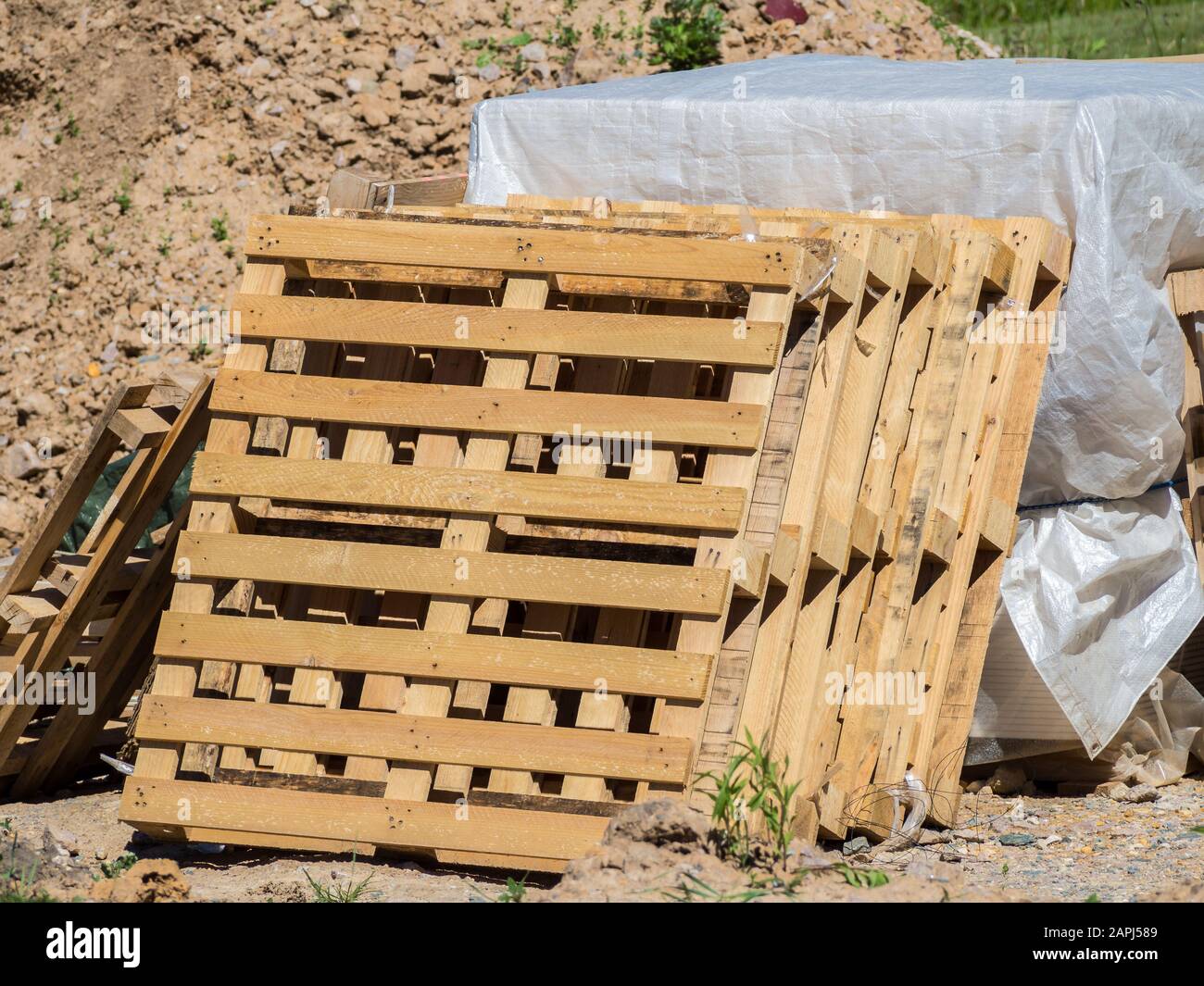 pallet in legno impilati logistica Foto Stock