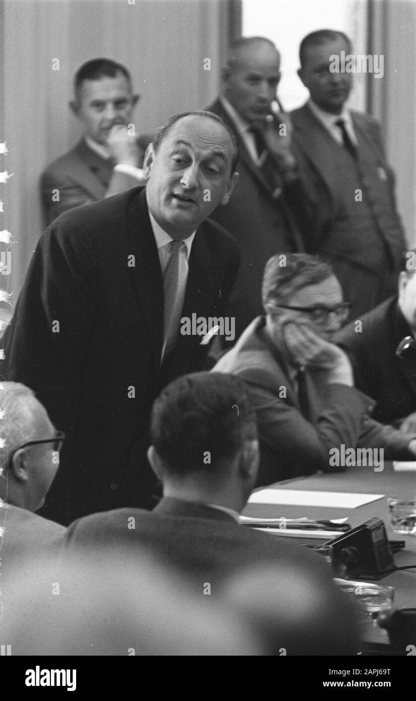 Discussioni nella seconda camera sulla politica salariale e di affitto del governo, il ministro Toxopeus difende la sua politica, il ministro di destra Zijlstra Data: 14 luglio 1959 luogo: L'Aia, Zuid-Holland Parole Chiave: Dibattiti, ministri, personname politico: Toxopeus, Edzo, Zijlstra, Jelle Foto Stock