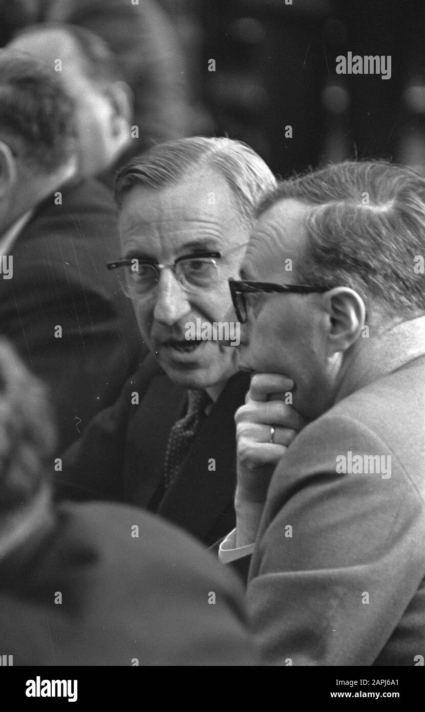 Dibattiti nella seconda sala sulla politica di affitto e salario del governo, il professor De Quay in conversazione con il Ministro Zijlstra Data: 14 luglio 1959 Foto Stock