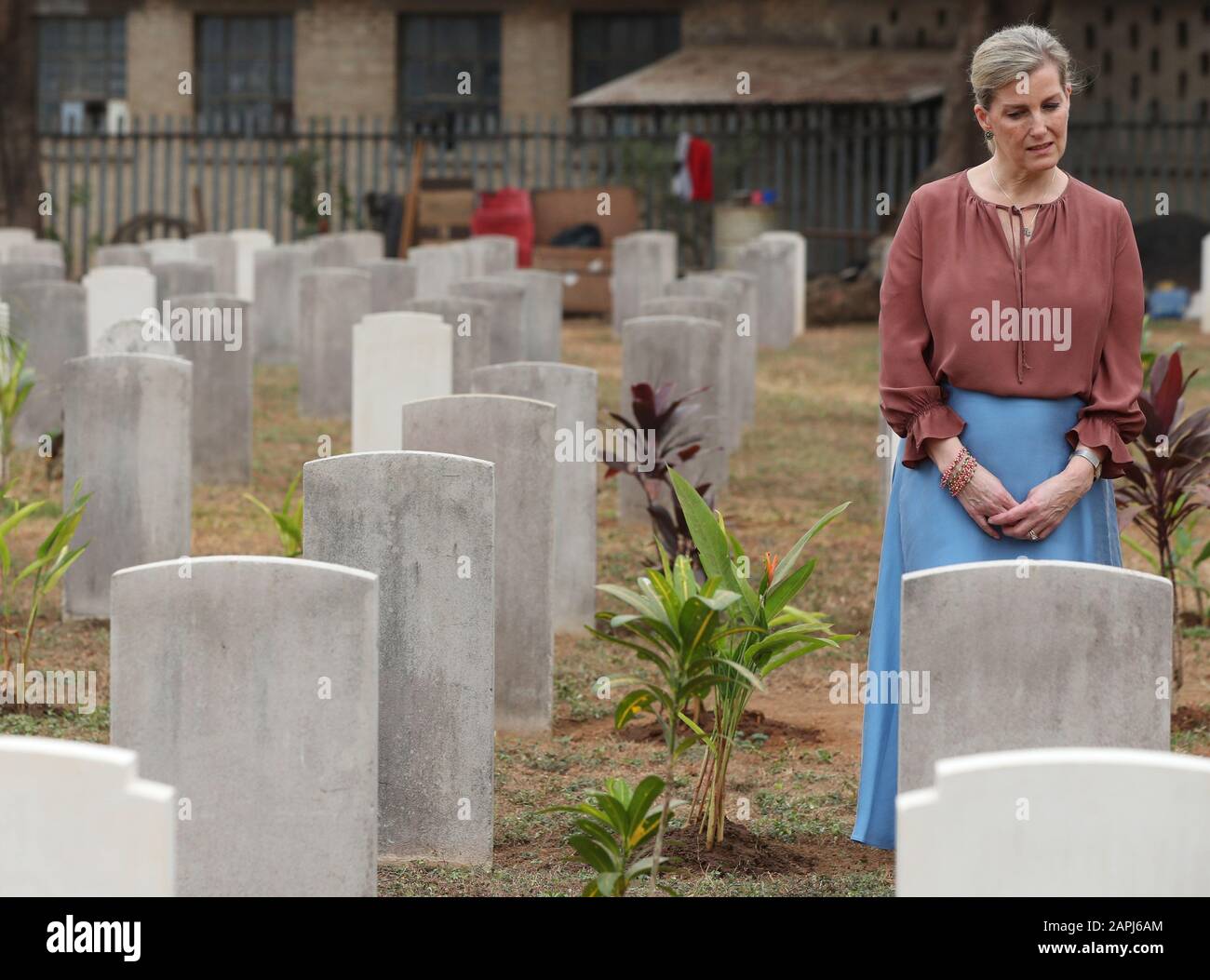 La contessa di Wessex visita la tomba di Suor Jane Margaret Houston dal servizio di assistenza militare Imperiale della Regina Alexandra, di cui Sophie è colonnello reale, nel cimitero del re Tom Commonwealth a Freetown il secondo giorno della sua visita in Sierra Leone. Foto Stock