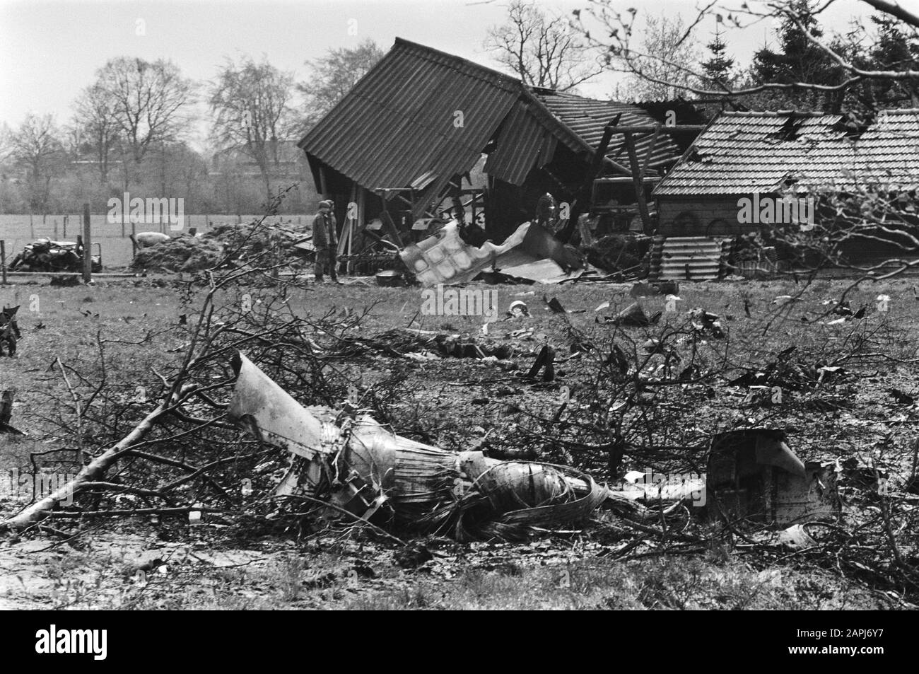 Due F-16 combattenti schiantati della forza aerea olandese vicino Hoogeveen Descrizione: Parte di un aereo vicino alla fattoria danneggiata Data: 27 aprile 1983 Località: Drenthe, Hoogeveen Parole Chiave: Fattorie, crolli, aerei da combattimento, crash aereo, relitti Foto Stock