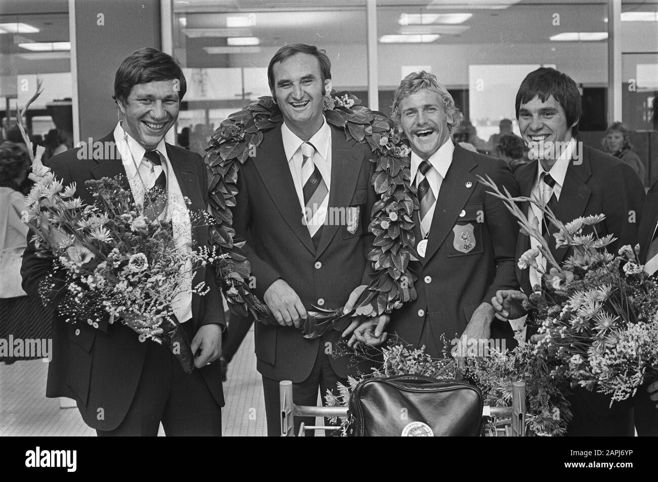 Part Water polo team back from Montreal, v.l.n.r.: Buunk, Trainer Trumbic, Smits e Reserve keeper Bow Shots in the flowers Data: 30 luglio 1976 luogo: Montreal Parole Chiave: Waterpolo Nome personale: Smits Foto Stock