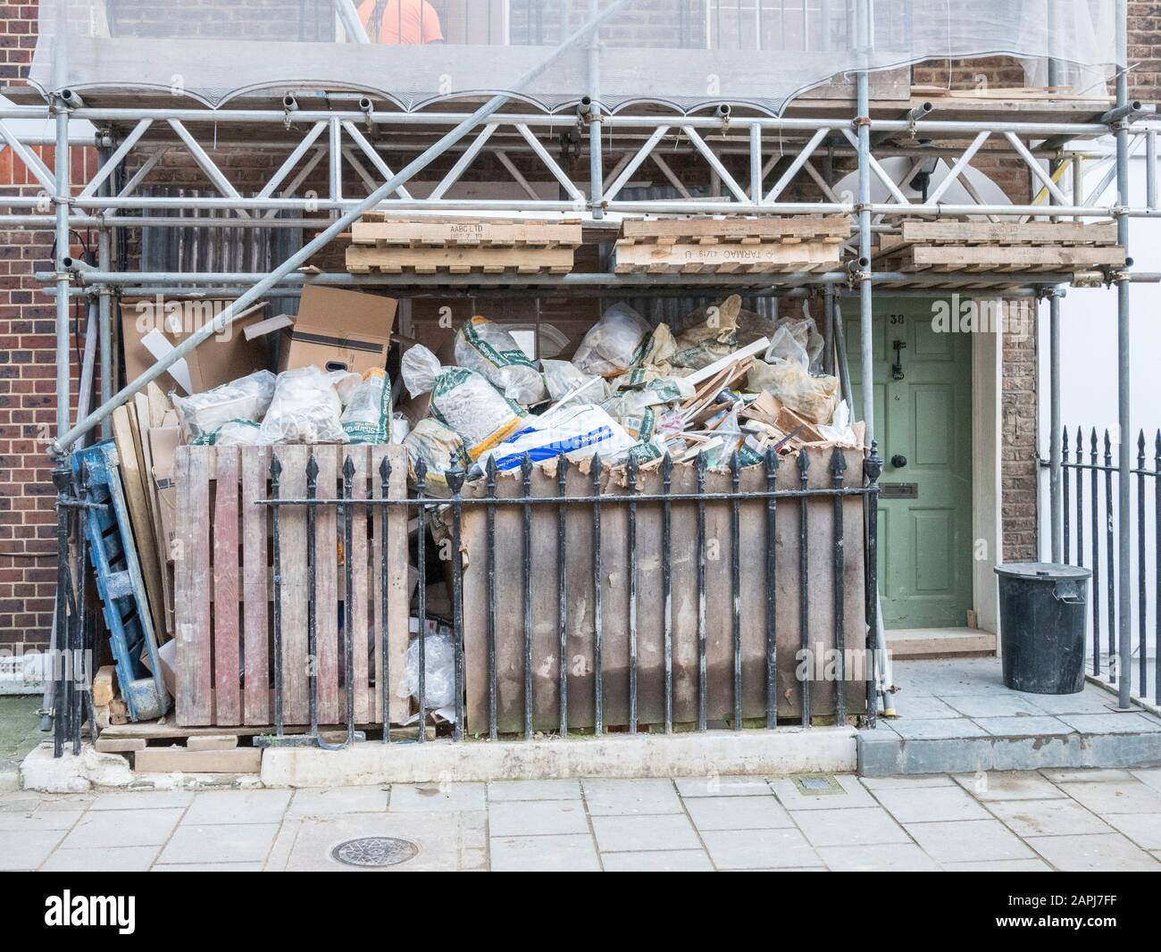 London West End House nella zona di Marylebone in fase di ristrutturazione. Metafora ristrutturazione della casa, mercato immobiliare di Londra, impalcature. Foto Stock