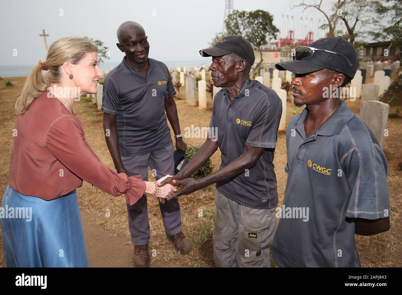 La contessa di Wessex incontra i giardinieri del cimitero delle tombe di guerra del Commonwealth nel cimitero del re Tom Commonwealth a Freetown il secondo giorno della sua visita in Sierra Leone. Foto Stock