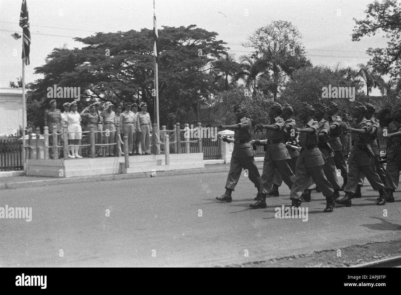 Celebrazioni nel trasferimento e ritiro delle truppe britanniche dall'Indonesia Descrizione: Defilé truppe indiane britanniche, Maharatta Il filé è preso per il palazzo del tenente governatore generale H.J. van Mook. Sul palco di Lauder, A.S. Pinke, MacDonald, H.J. van Mook, S.H. Spoor, E.T. Kengen Data: 22 Novembre 1946 Luogo: Batavia, Indonesia, Jakarta, Indie Orientali Olandesi Foto Stock