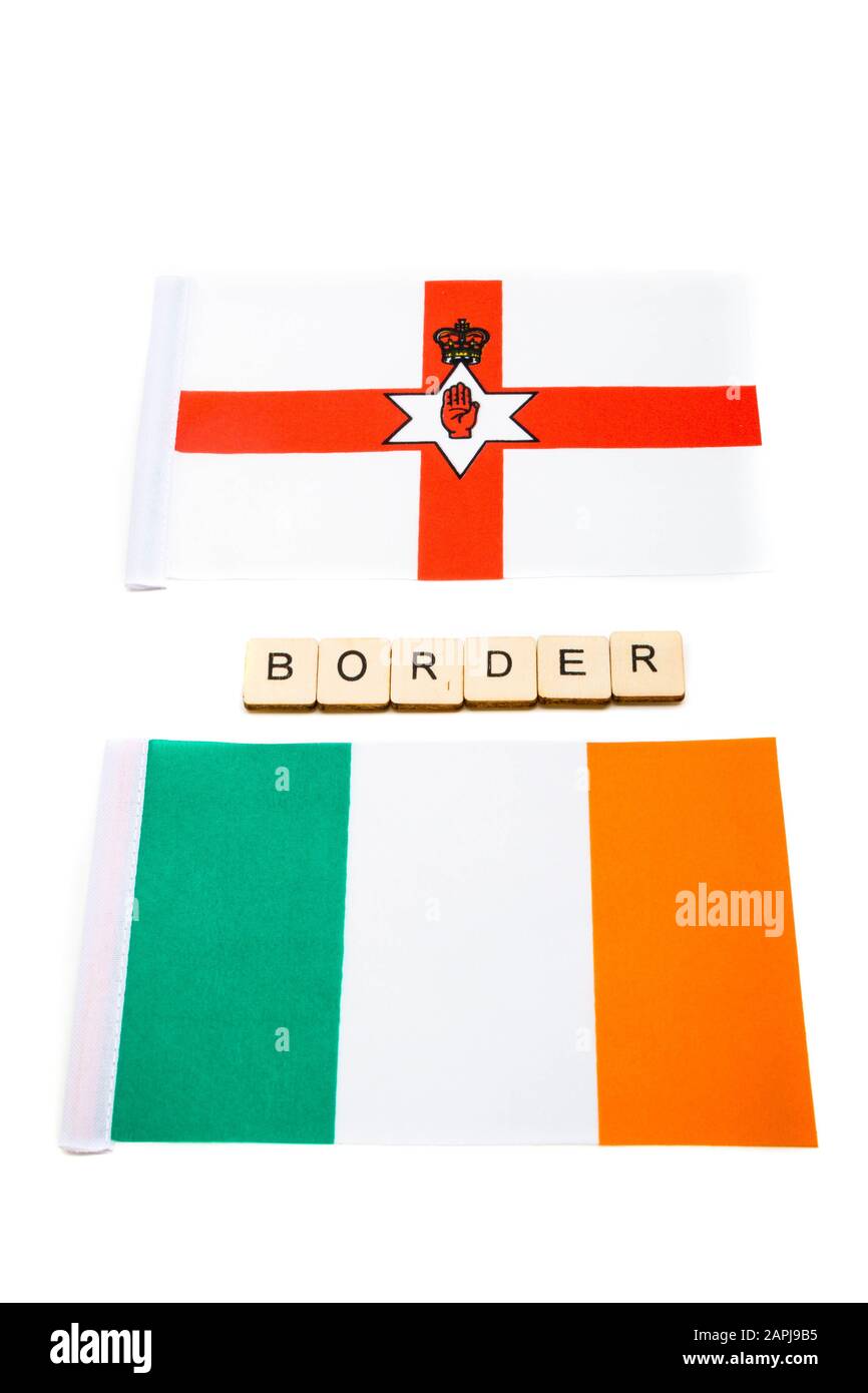 La bandiera nazionale dell'Irlanda del Nord e della Repubblica d'Irlanda su sfondo bianco con Un Cartello che legge La Frontiera Foto Stock